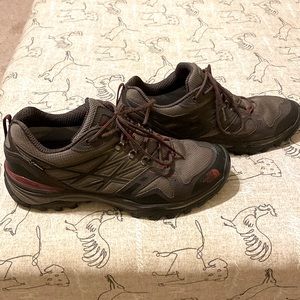 The North Face hedgehog hiking boots with dynamic gel insoles. ⛰